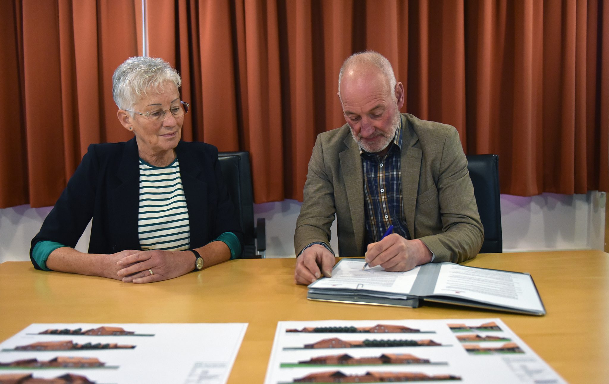 Foto-ondertekening-overeenkomst-aankoop-grond-Lindewijk- november-2024